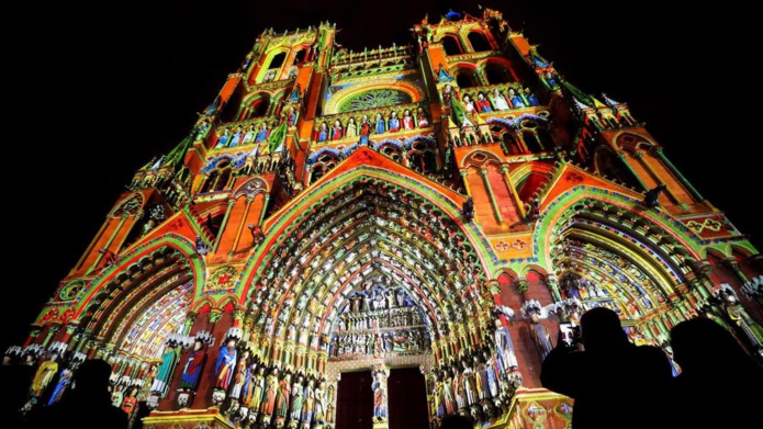 Chroma, le spectacle annuel projeté sur la cathédrale d'Amiens (© OT Amiens Métropole) Chroma, le spectacle annuel projeté sur la cathédrale d'Amiens (© OT Amiens Métropole)