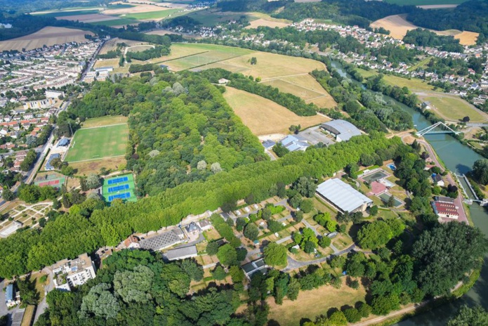 Le parc Saint-Crépin et les installations à rénover au premier plan (© Ville de Soissons)