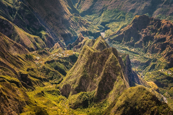 Réunion covid : les modalités de voyages évoluent de et vers l'île de la Réunion avec notamment la fin du test PCR pour les voyageurs vaccinés vers la Métropole - Depositphotos.com Auteur fontaineg974