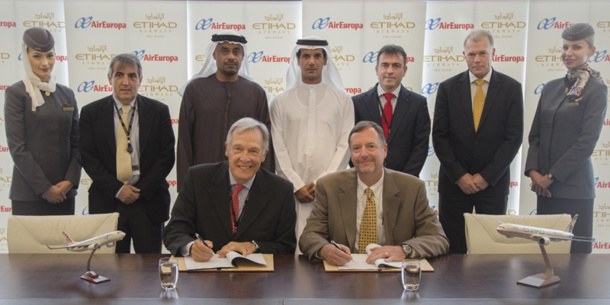 Alvaro Middelmann, Conseiller du Président d’Air Europa, et Kevin Knight, Chief Strategy et Planning Officer d’Etihad Airways, signent l’accord de partage de code entre les deux compagnies. (Derrière de gauche à droite) Mario Hidalgo, Vice President de Globalia, Abdul Qader Hussein Ahmed, Vice President Government and International Affairs d’Etihad Airways, Khaled Al Mehairbi, Senior Vice President Government and Aeropolitical Affairs d’Etihad Airways, Imanol Pérez, Directeur des Alliances d’Air Europa, et John Shepley, Senior Vice President Network Management d’Etihad Airways.