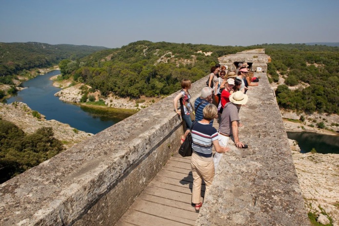 Visite de groupes sur le site du Pont du Gard (©Yann de Fareins)