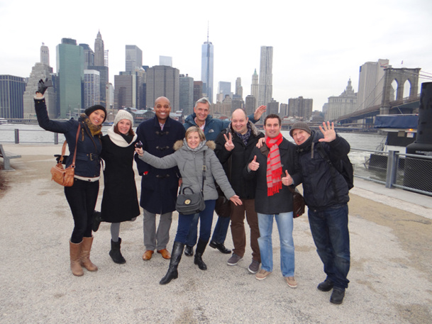 Devant la skyline de Manhattan, de gauche à droite : Audrey Chevret (Marco & Vasco), Chrystèle Cazin (NYC & Company France), Réginald Charlot (NYC & Company), Charline Lambert (Kuoni), Christophe Boniface (Aventuria), Gilles Ruquier (American Airlines), Charles Julien (JetSet voyages), David Chaumeil (Maison des Etats-Unis). DR - NYC & Company