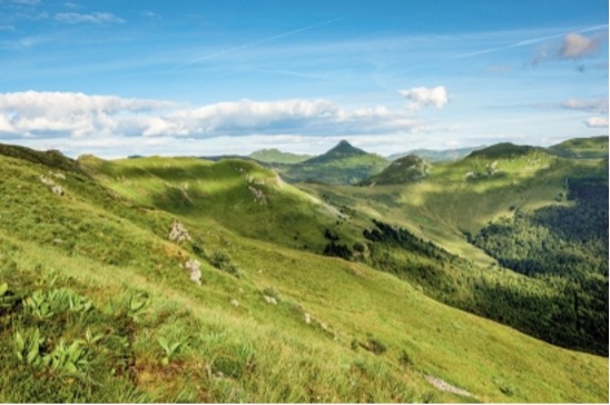 Arpenter les plateaux et vallons du Cantal (© Arts et Vie) Arpenter les plateaux et vallons du Cantal (© Arts et Vie)