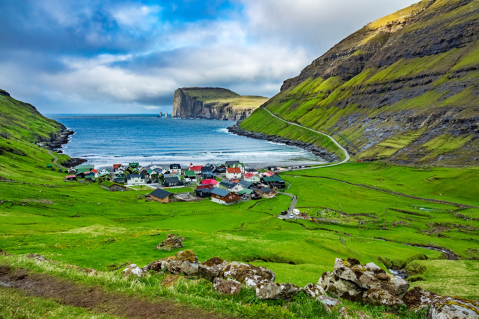 Le village de Tjornuvik, aux Îles Féroé © Deposit Photo Saaaa