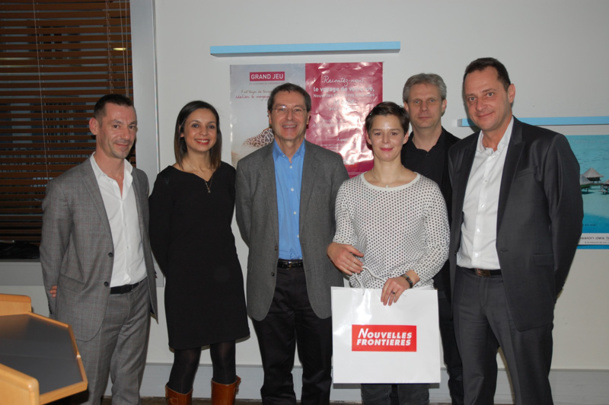Le jury Final et Elisabeth Mombouyran, la gagnante du jeu concours opération le voyage de votre vie - DR Le jury Final et Elisabeth Mombouyran, la gagnante du jeu concours opération le voyage de votre vie - DR