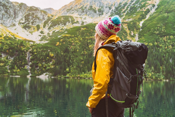 "Les backpackeuses interviennent en fait dans les réseaux affinitaires en ligne pour narrer leurs expériences et devenir elles-mêmes des soutiens aux autres femmes voyageuses" - Depositphotos.com Auteur Prystai