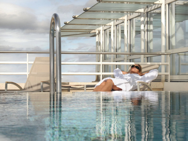 Solarium près de la piscine - DR : Vichy Spa Hôtel