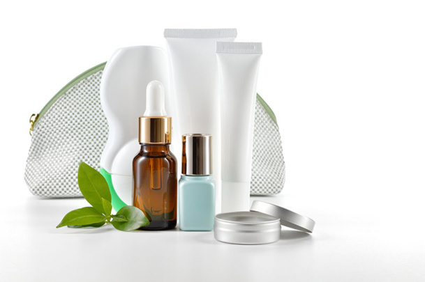 De nombreuses huiles essentielles participent à la préparation des produits cosmétiques. Traversant facilement la barrière cutanée, elles agissent en profondeur © geografika - Fotolia.com De nombreuses huiles essentielles participent à la préparation des produits cosmétiques. Traversant facilement la barrière cutanée, elles agissent en profondeur © geografika - Fotolia.com