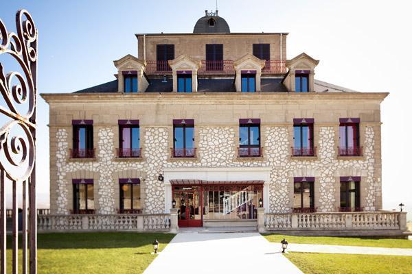 Cet hôtel de charme de 34 chambres devient en 2012 un hôtel 4*, membre des réseaux "Hôtels et Préférences" et "Châteaux & Hôtels Collection" - DR