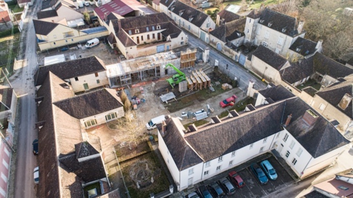 A Saulieu, près de Chablis, la Cité en travaux dans le prolongement du cellier (Atelier Correia)