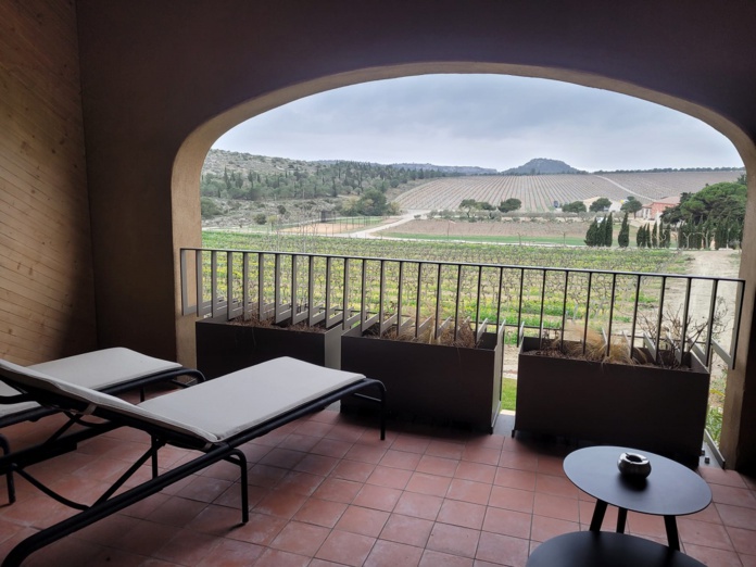 Vue depuis l'une des suites, sur le vignoble et au loin la Méditerranée - DR : A.B.