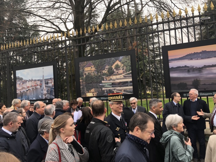 Martin Malvy et les présidents des autres associations inaugurent l'exposition en compagnie de Gérard Larcher, président du Sénat (©BC))