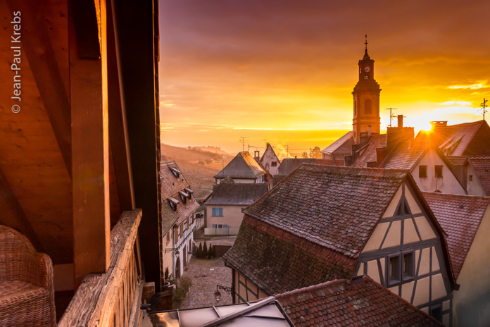 Lever du soleil sur les toîts de Riquewirh Alsace