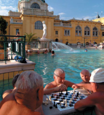 Joueurs d’échecs aux Bains de Szchenyi - DR