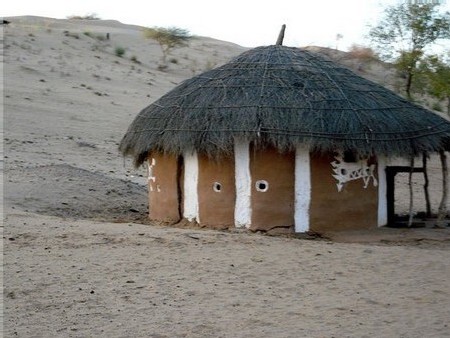 Une maison dhani et son maquillage de chaux - photo W. Bertin