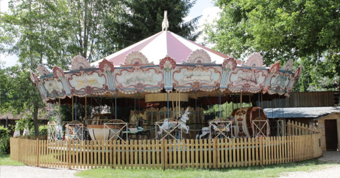 Une fête foraine permanente avec ses manèges du XIXe (©Le Bournat)