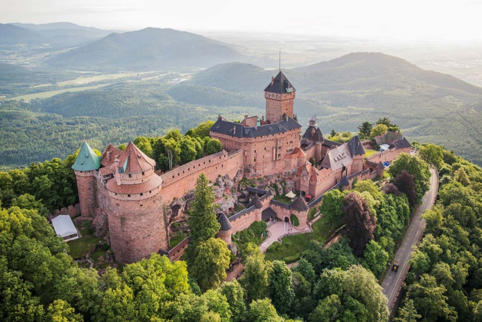 Le Château du Haut Koenigsbourg, haut-lieu du tourisme alsacien (©Tourisme Alsace) Le Château du Haut Koenigsbourg, haut-lieu du tourisme alsacien (©Tourisme Alsace)