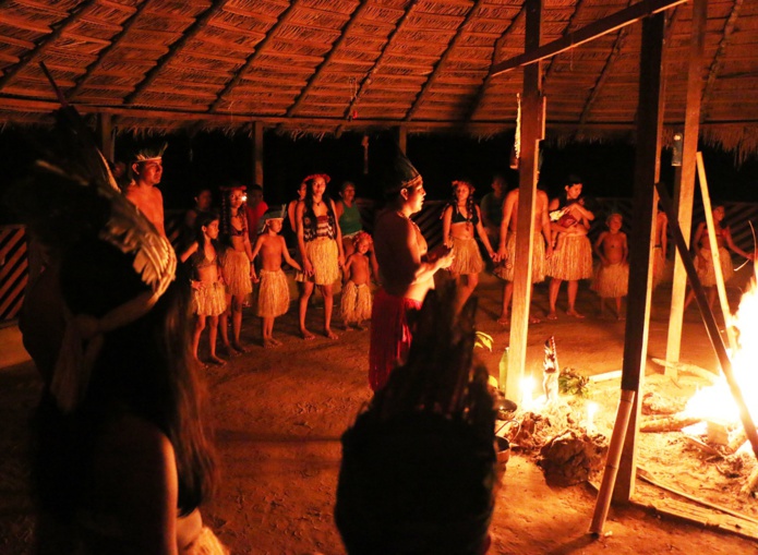 Autour de leur cacique (chef), les 19 familles de la communauté Munduruku de Bragança au Brésil, remercient chaque semaine leur Dieu Tupan, dans un rituel de danses et de chants autour du feu - DR : J.-F.R.