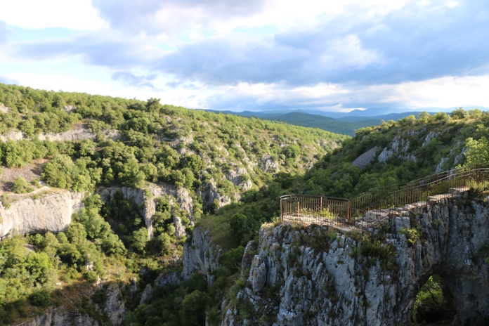 Horizon dégagé sur des collines de chênes verts, ciel s’ouvrant au bleu du Luberon, sarabande d’oiseaux glissant en musique au ras du ravin : voilà pour le décor - DR : J.-F.R.