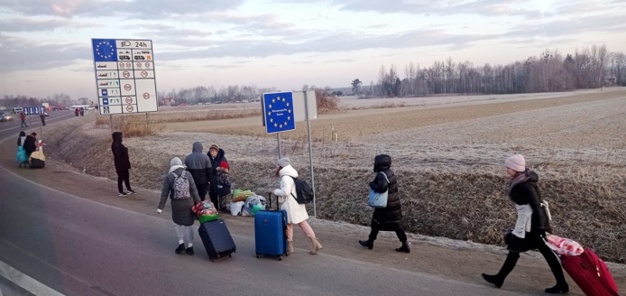 Des réfugiés d'Ukraine à la frontière avec la Pologne le 27 février 2022. Le pays en a accueilli plus de 2 millions - DR : DepositPhotos.com, Fotoreserg