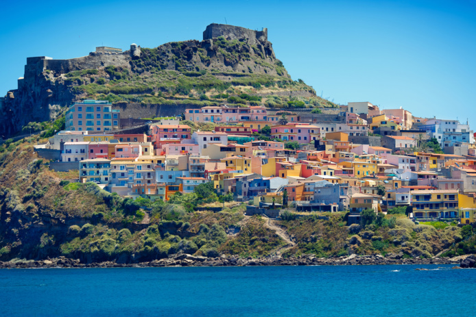 Des vols quotidiens seront assurés entre l'Italie et la Sardaigne (ville de Castelsardo sur la photo) par ITA Airways cet été - Depositphotos, auteur Levranii