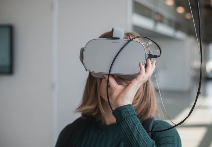 En plus de faciliter le processus de formation dans le contexte de rareté de main-d’œuvre, la réalité virtuelle contribue à une meilleure rétention de l’information pour les employés et garantie des économies de coût - DR : Maxim Hopman, Unsplash En plus de faciliter le processus de formation dans le contexte de rareté de main-d’œuvre, la réalité virtuelle contribue à une meilleure rétention de l’information pour les employés et garantie des économies de coût - DR : Maxim Hopman, Unsplash