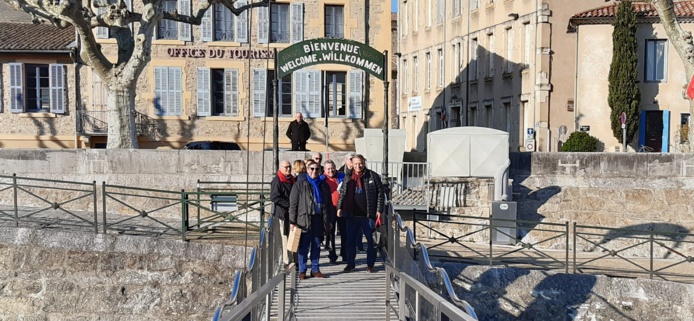 Retour de quelques seniors  à bord du Rhône Princess au retour de l’excursion dans le Vercors. On peut  reconnaître  Muntaz Teker, Gérard Maître, Christian Nicaud, Rémy Arca, Alain Moreau… qui furent et demeurent quelques-unes des fortes  personnalités dans les métiers du tourisme.