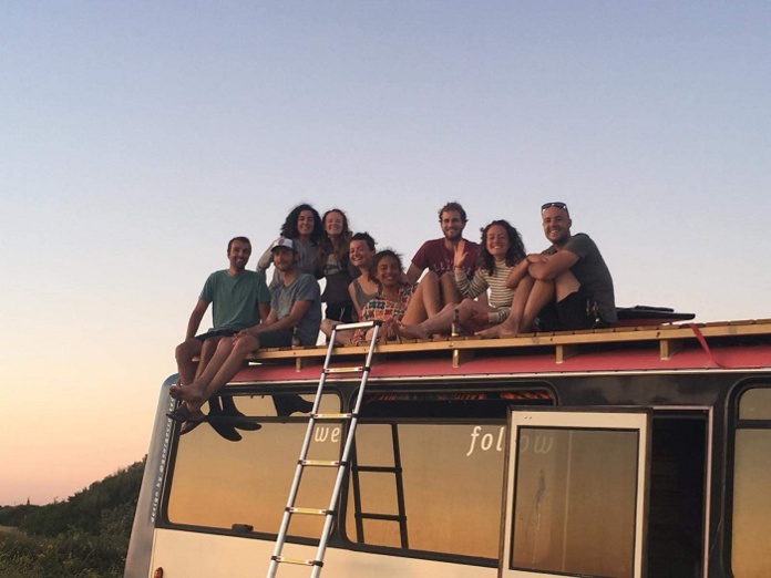 The Commodore Hostel : des voyages itinérants dans un bus pour surfers