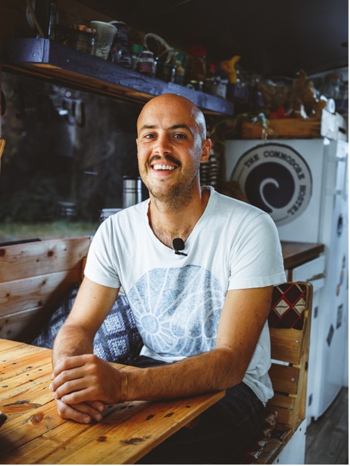 La concrétisation d'un rêve. Pierre Mainguy aux commandes (©Commodore Hostel) La concrétisation d'un rêve. Pierre Mainguy aux commandes (©Commodore Hostel)