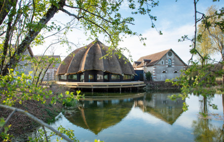 Le restaurant ouvre sur une pièce d'eau (©Chaumont) Le restaurant ouvre sur une pièce d'eau (©Chaumont)