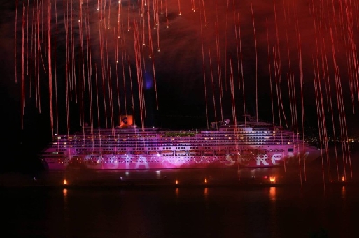 (cliquer pour agrandir) La Sérénade Méditerranéenne en rade de Marseille a nécessité 70 projecteurs lumière et 2.500 fusées pyrotechniques qui ont illuminé la nuit marseillaise