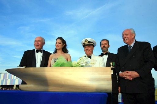 (cliquer pour agrandir) - A dte Pier Luigi Foschi, PDG en compagnie de Marion Cotillard, du Commandant et de J.-C. Gaudin, sénateur-maire de Marseille