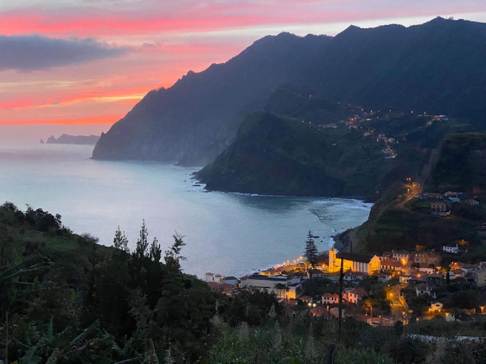 Vue de Porto da Cruz depuis la maison de Mathieu, un français vivant à Madère qui raconte son île à TV5 Monde... Et dans la newsletter  Voyages Responsables de TourMaG - ©matbohringer