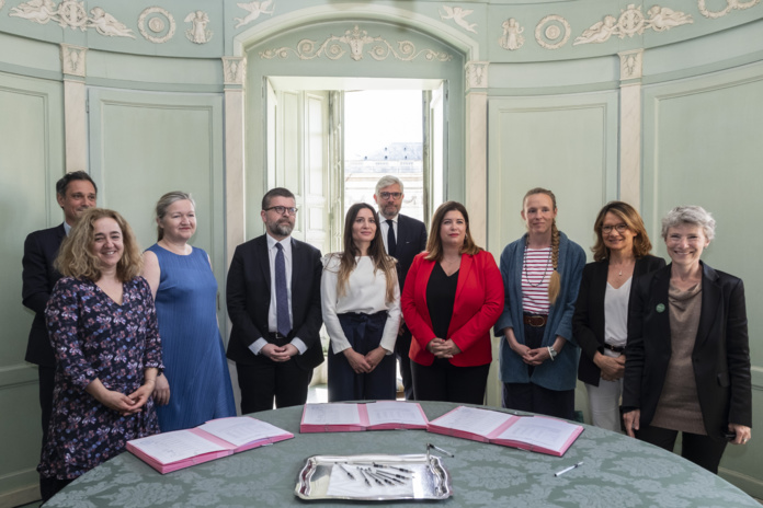 Signature du 3e Contrat à la Sorbonne (©Atout France) Signature du 3e Contrat à la Sorbonne (©Atout France)