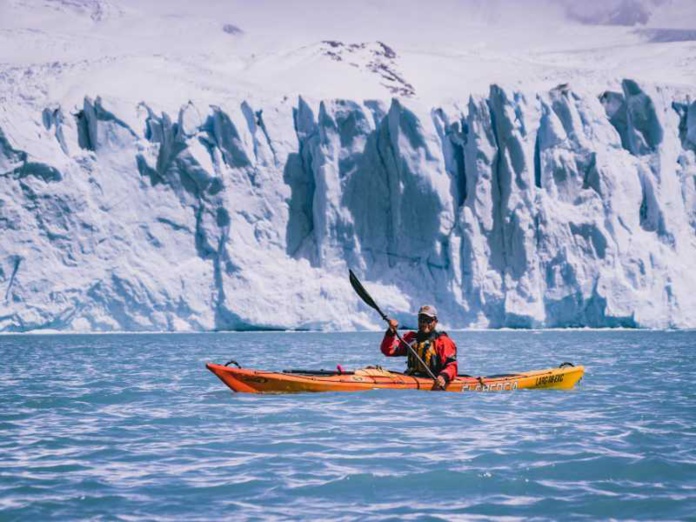Kayak au pied du glacier du Perito Moreno - El Calafate - Patagonie Argentine Kayak au pied du glacier du Perito Moreno - El Calafate - Patagonie Argentine