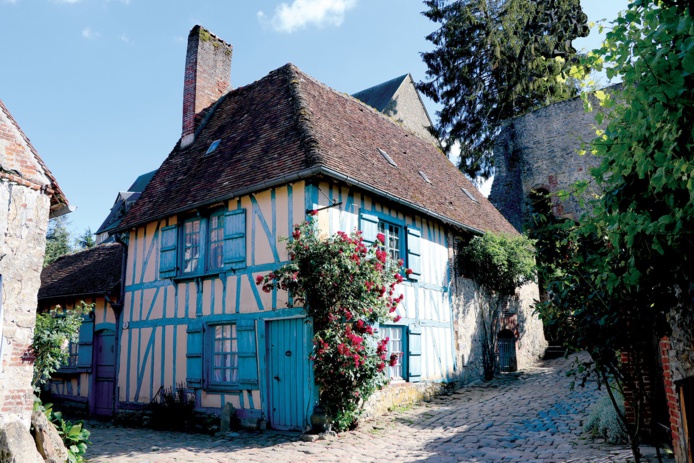 C'est une maison bleue accrochée aux pentes d'un Plus Beaux Villages de France (© Gerberoy)