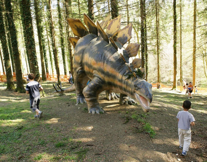 Un parcours de plusieurs kilomètres pour rencontrer des dizaines de répliques réalistes (©Dino-Zoo) Un parcours de plusieurs kilomètres pour rencontrer des dizaines de répliques réalistes (©Dino-Zoo)