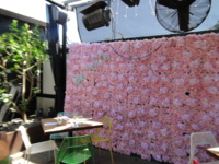 Table avec vue sur roses à The Rose Venice - DR