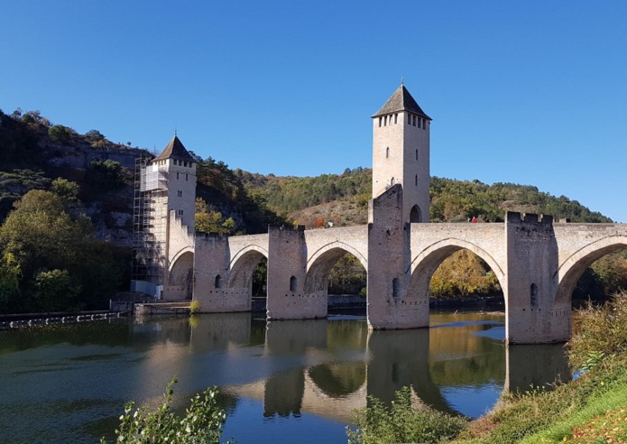 Emblème de la ville, le pont Valentré, surnommé "pont du diable", est bien souvent un point de départ pour la visite de Cahors - DR : AB