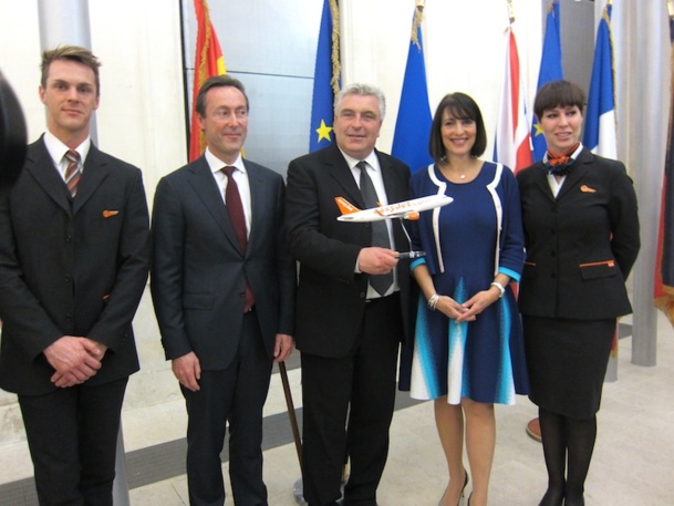 Carolyn McCall, la directrice générale d'easyJet, entourée par Fabrice Brégnier le président d'Airbus et Frédéric Cuvillier, le ministre chargé des transports. Photo LAC