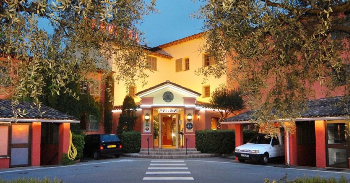 Le groupement hôtelier soutient l'équipe Cop'In Trek (©Les Castagniers) Le groupement hôtelier soutient l'équipe Cop'In Trek (©Les Castagniers)