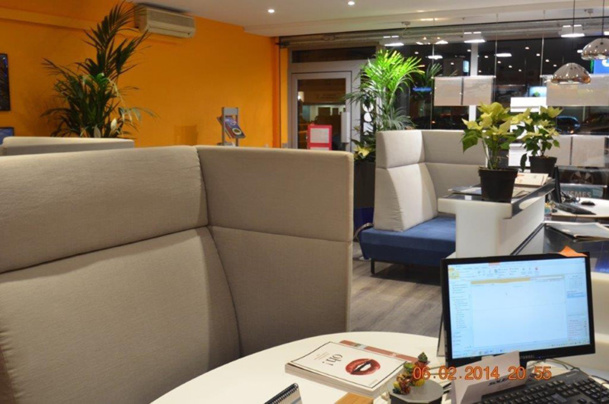 Lignes épurées et contemporaines, brochures invisibles, espace confidentiel, couleur mangue, le point de vente joue la carte de l'accueil - Photo DR Lignes épurées et contemporaines, brochures invisibles, espace confidentiel, couleur mangue, le point de vente joue la carte de l'accueil - Photo DR