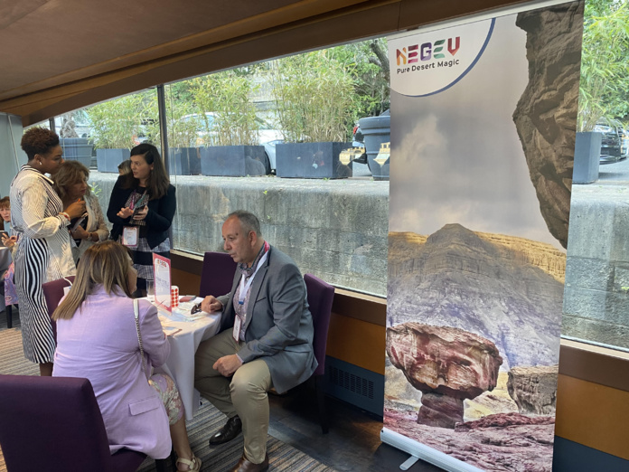 C'est dans une péniche, face à la tour Eiffel, que s'est déroulé l'évènement. C'est dans une péniche, face à la tour Eiffel, que s'est déroulé l'évènement.