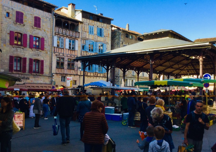 L’activité commerciale se poursuit autour de la halle et du marché du samedi matin, haut en couleurs et réputé pour ses produits de qualité - DR : J.P.C.