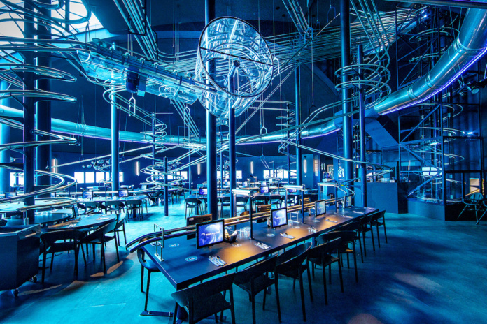 1 kilomètre de rails pour amener les plats devant chaque client (©Futuroscope) 1 kilomètre de rails pour amener les plats devant chaque client (©Futuroscope)