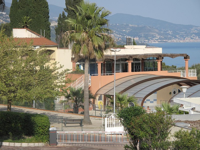 Vue depuis la piscine de la résidence de Roquebrune (©Azureva)