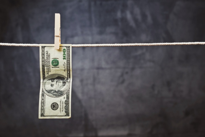 Compte tenu de ce contexte, nous conservons toujours une vision baissière sur l’EUR/USD à court et à moyen terme, comme quasiment la totalité des acteurs de marché - Depositphotos.com Auteur stevanovicigor Compte tenu de ce contexte, nous conservons toujours une vision baissière sur l’EUR/USD à court et à moyen terme, comme quasiment la totalité des acteurs de marché - Depositphotos.com Auteur stevanovicigor