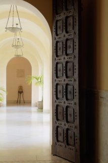 Ulysse Thalasso tirer la porte d'un palais mauresque