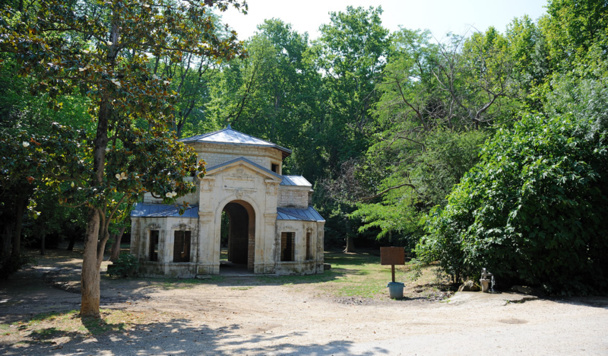 Façade des anciens thermes de Juvignac