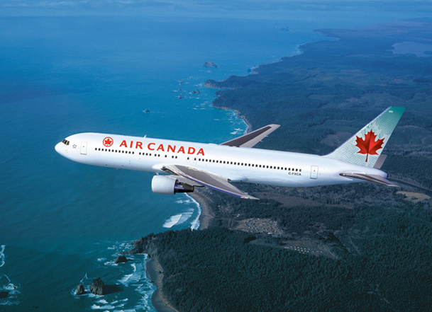 Air Canada Rouge prépare son atterrissage sur le tarmac niçois